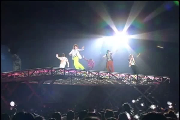 Plataforma transparente inventada por Jun que pasa sobre la audiencia)